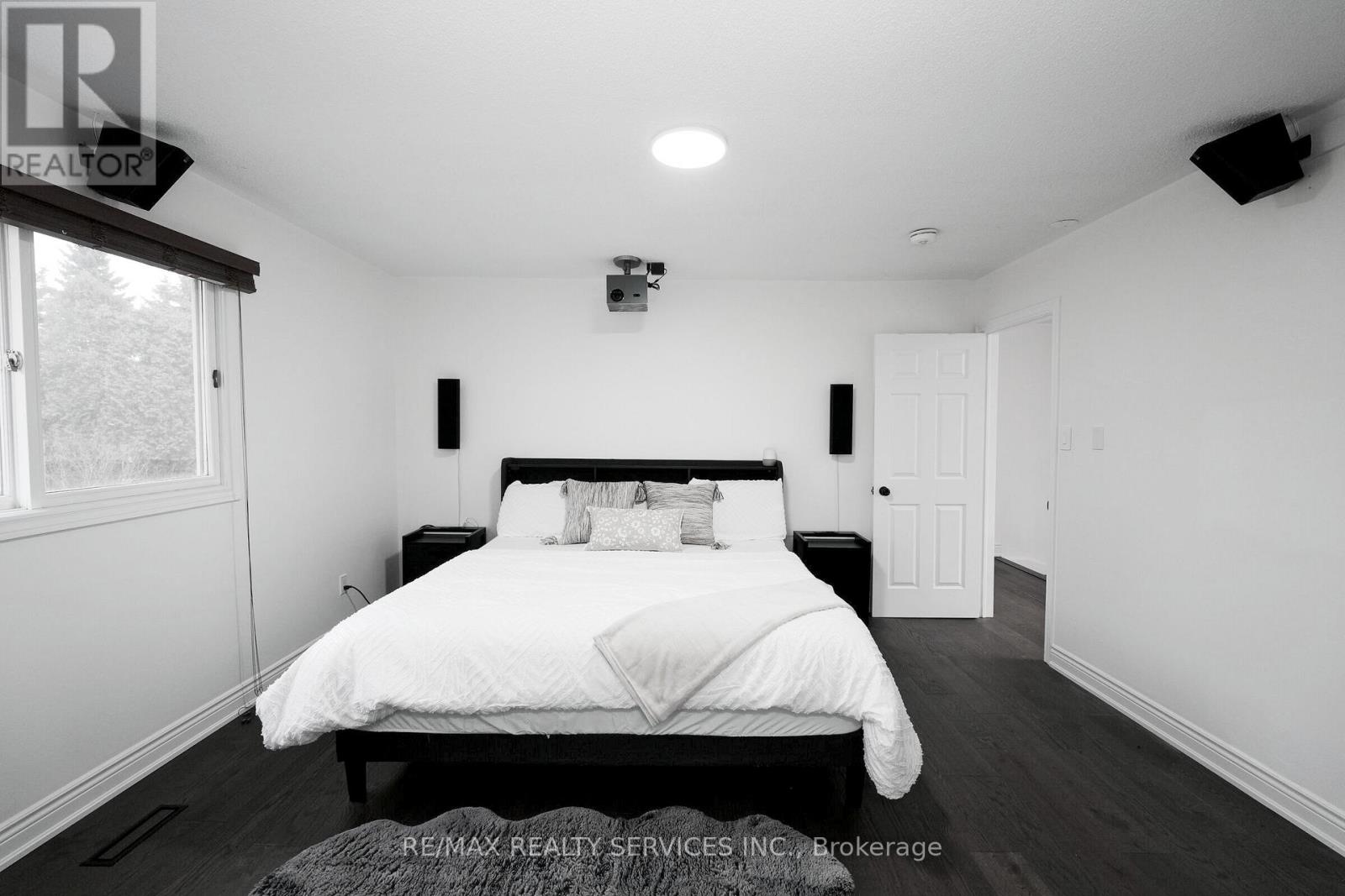 8 YEOMAN DRIVE - 21