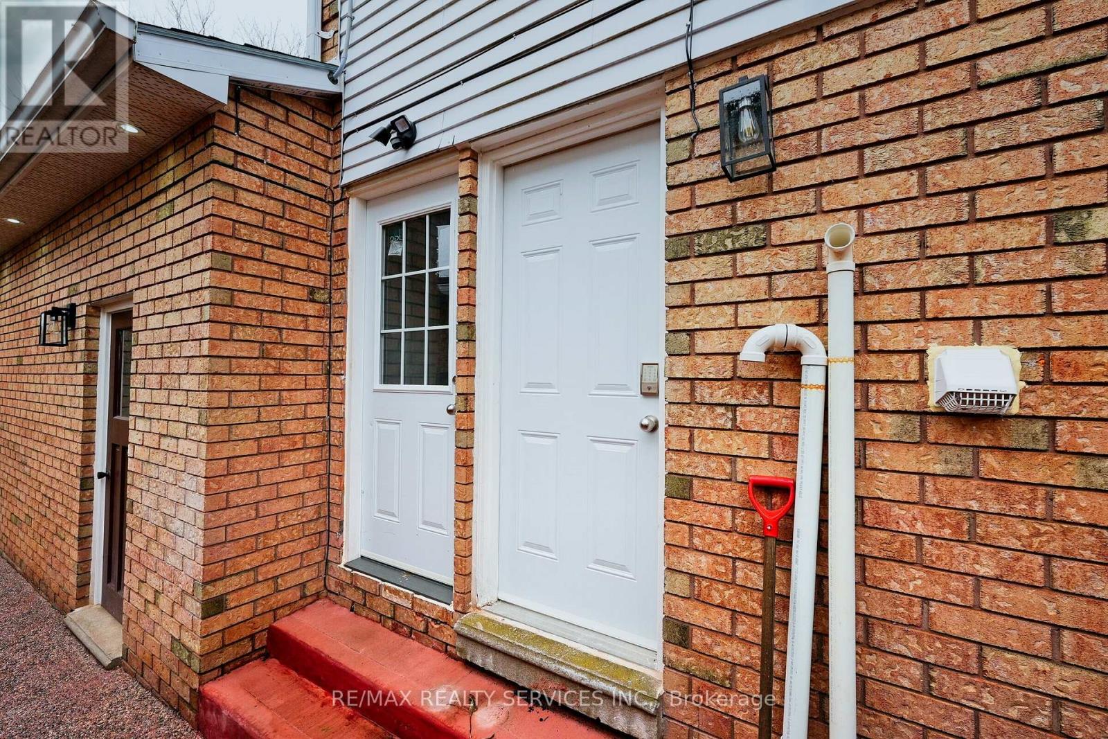 8 YEOMAN DRIVE - 45