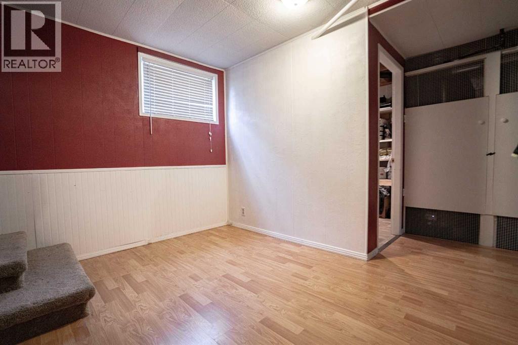 4811 53 ave - 15