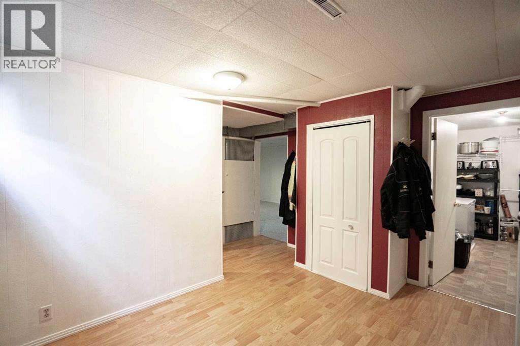 4811 53 ave - 16