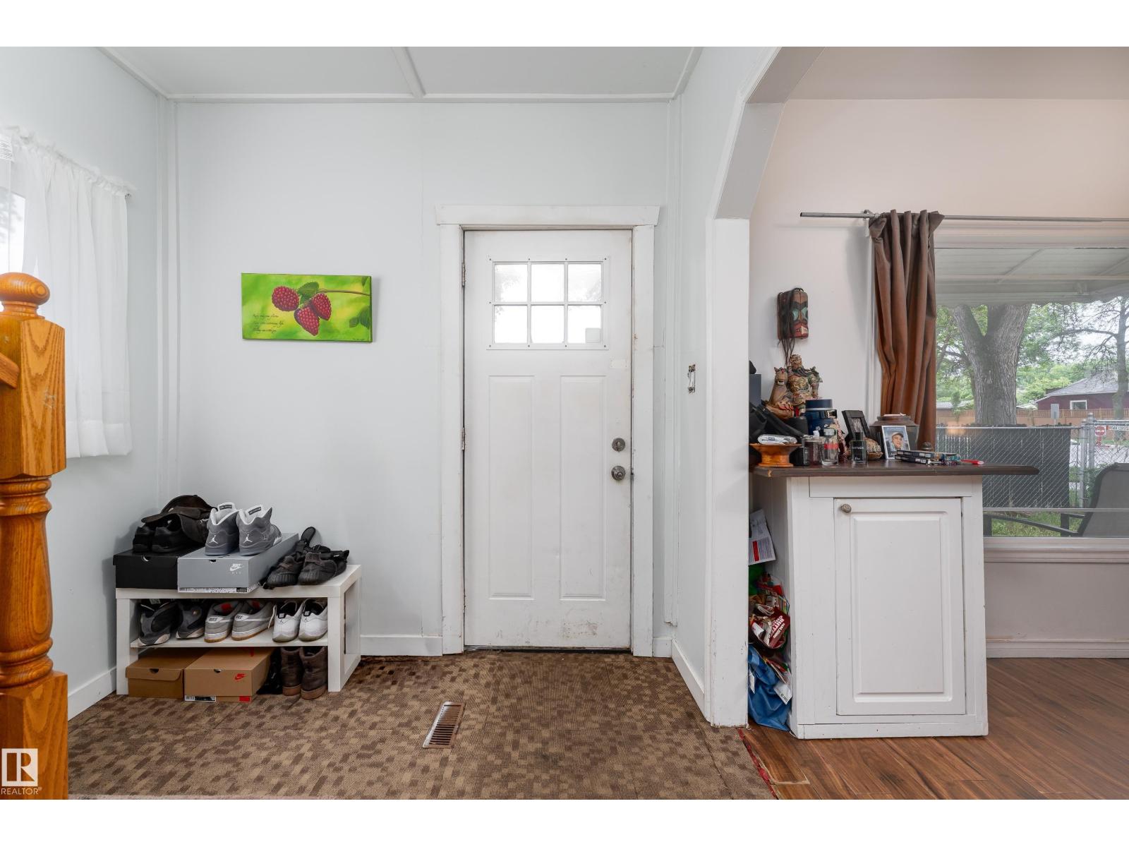 11406 89 ST NW - 4