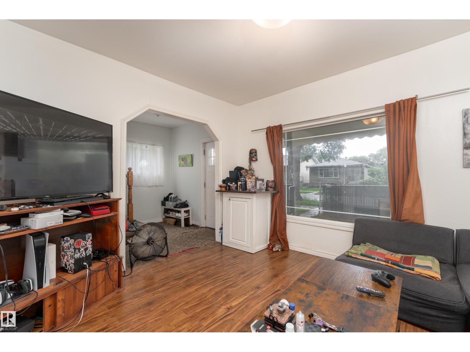 11406 89 ST NW - 5