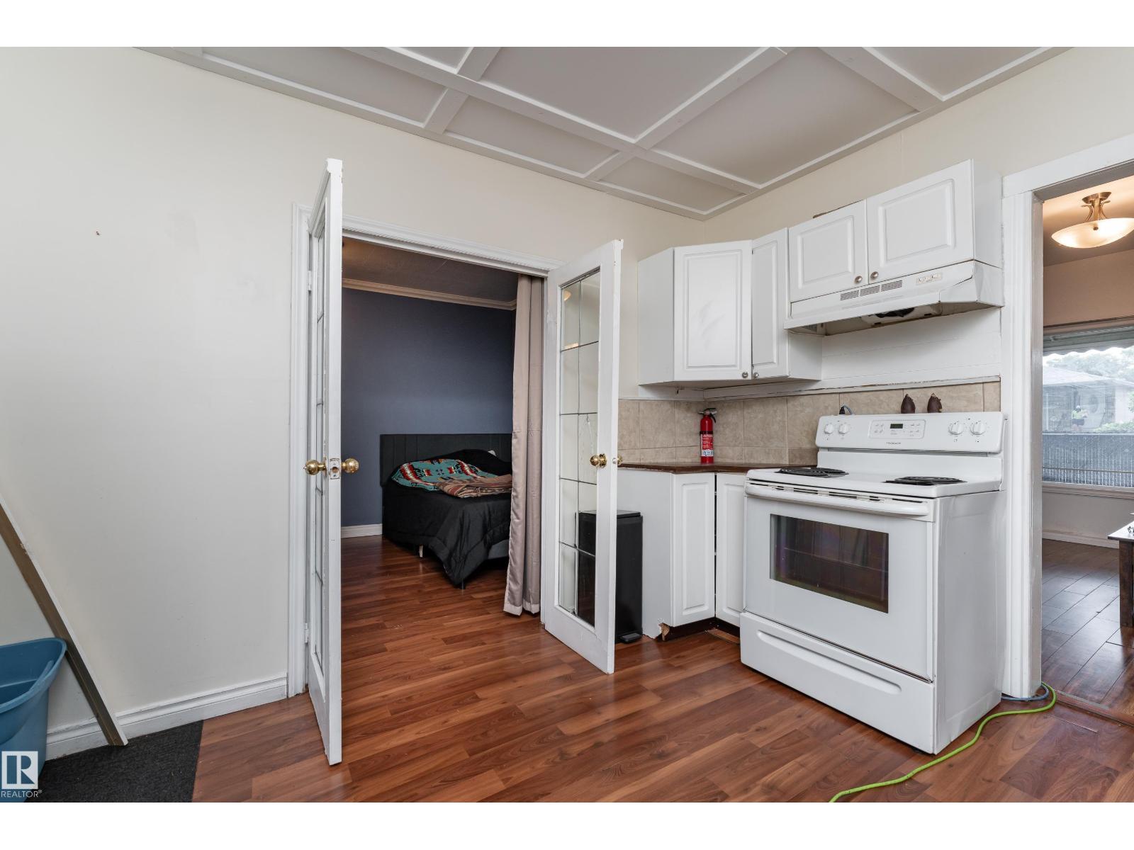 11406 89 ST NW - 9