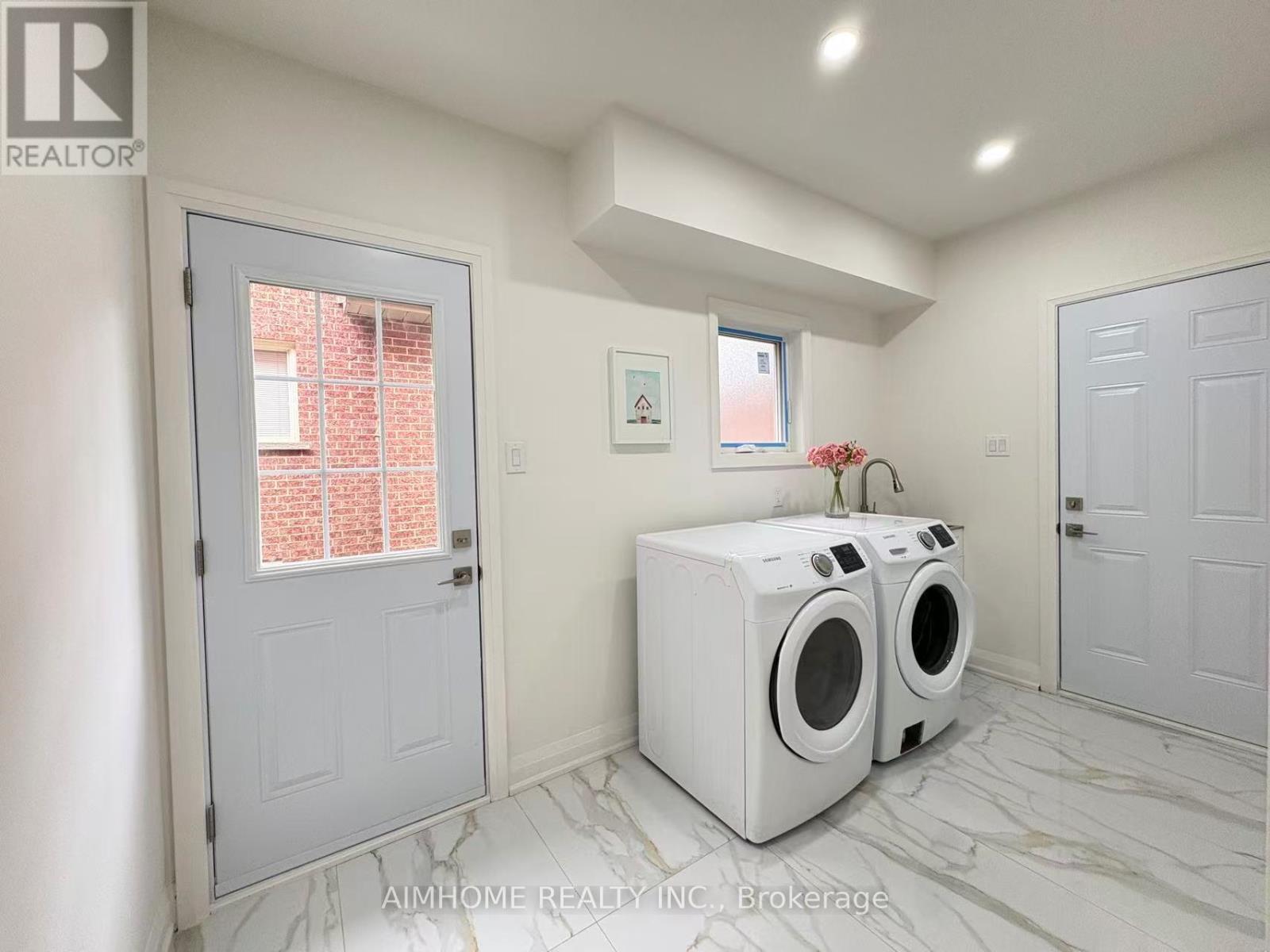 108 BERWICK CRESCENT - 40