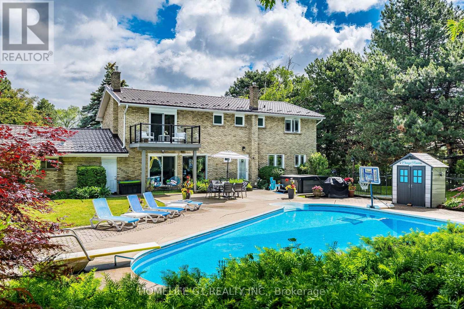 17 CRESCENT HILLS DRIVE S - 44