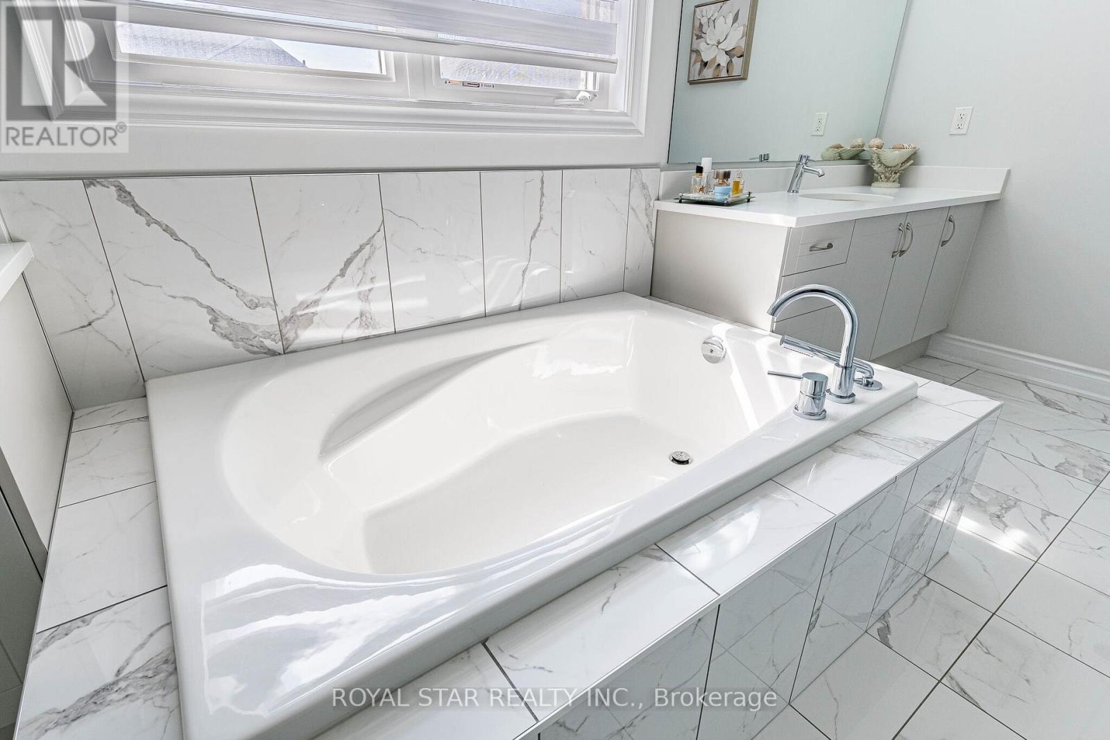 114 FOLGATE CRESCENT - 36