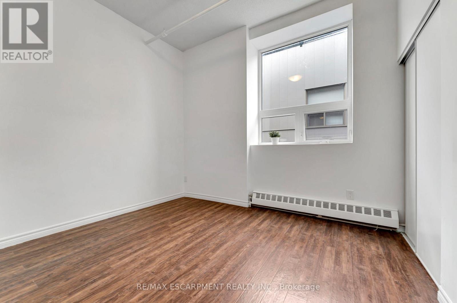 #409 90 COLBORNE STREET N - 12