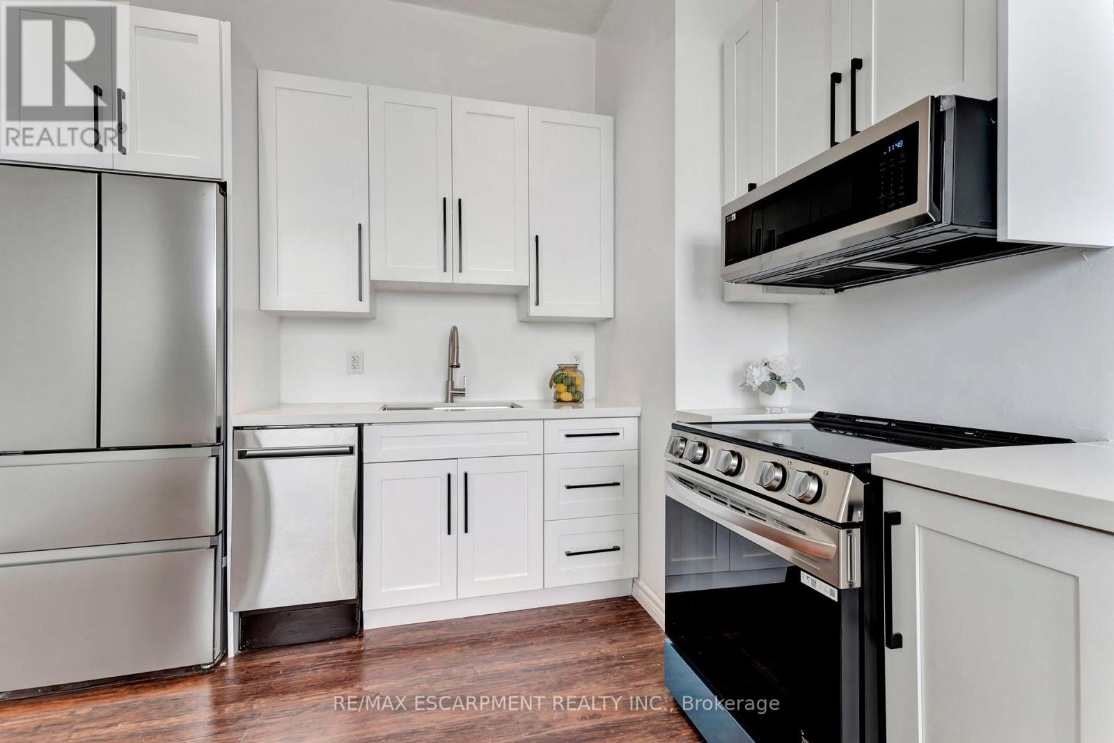#409 90 COLBORNE STREET N - 2