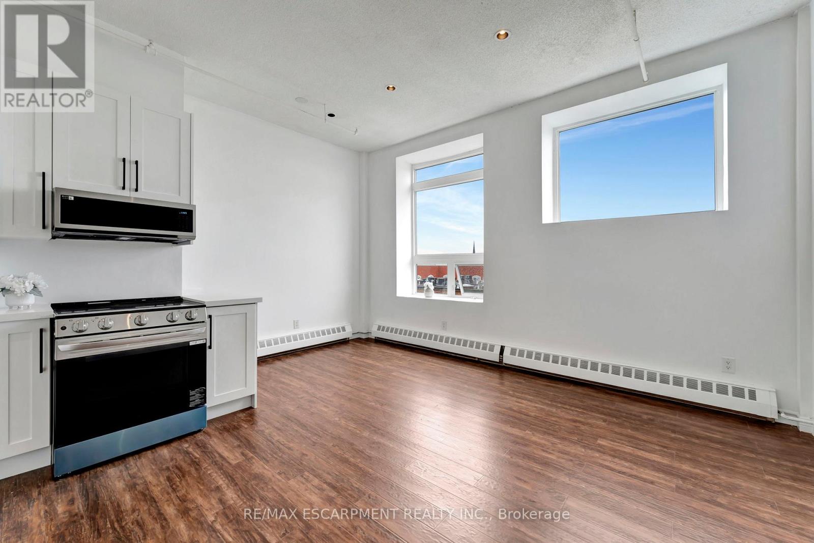 #409 90 COLBORNE STREET N - 5