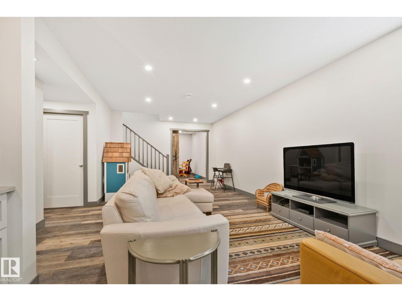 7504 142a st NW NW — photo 42