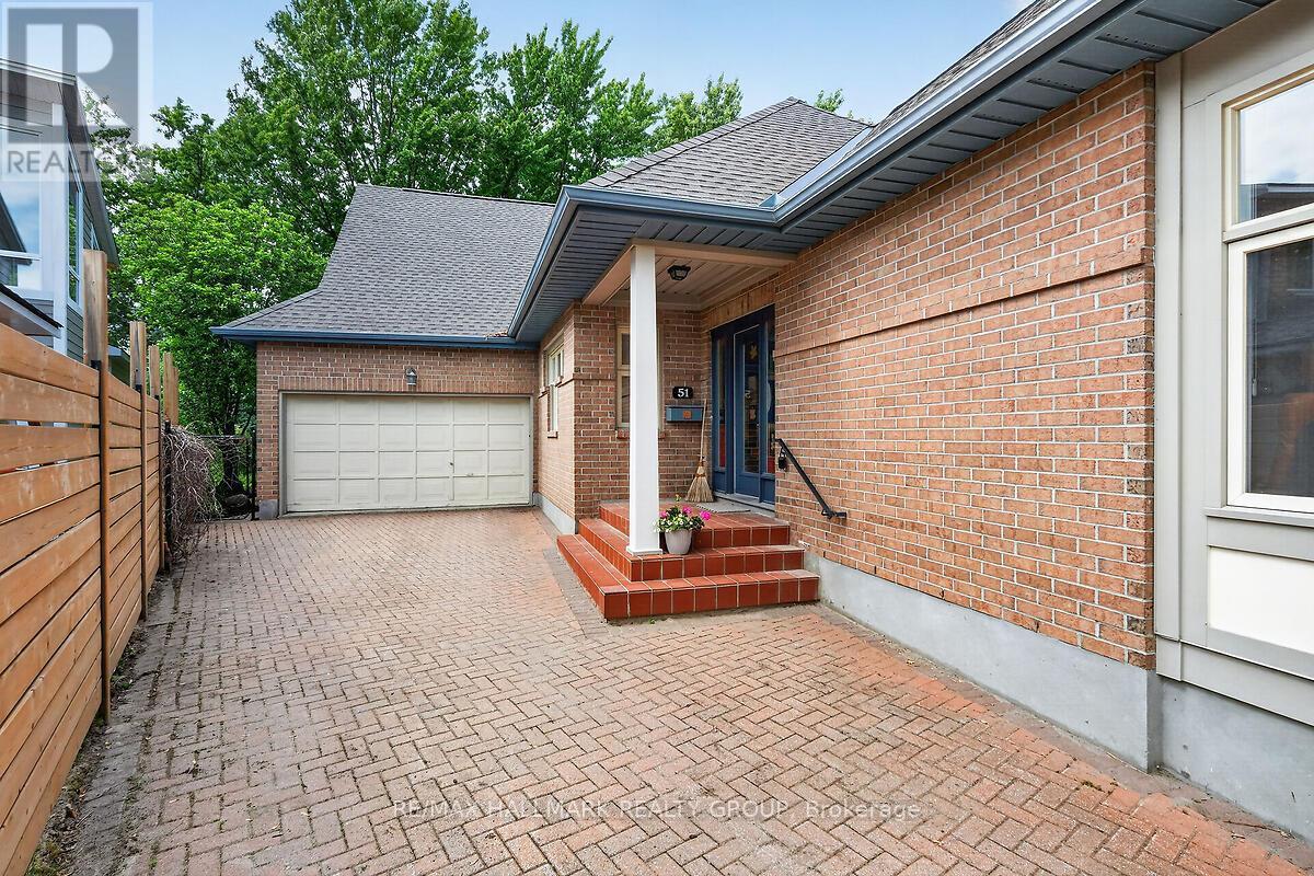 Oversized garage & Interlock driveway