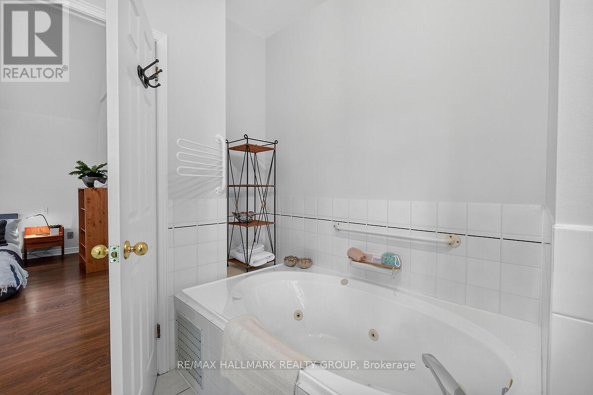 4 Bed, 3 Bath House for Sale in Ottawa – 51 CASTLETHORPE CRESCENT, Ottawa – MLS# X13467964 - Image 33