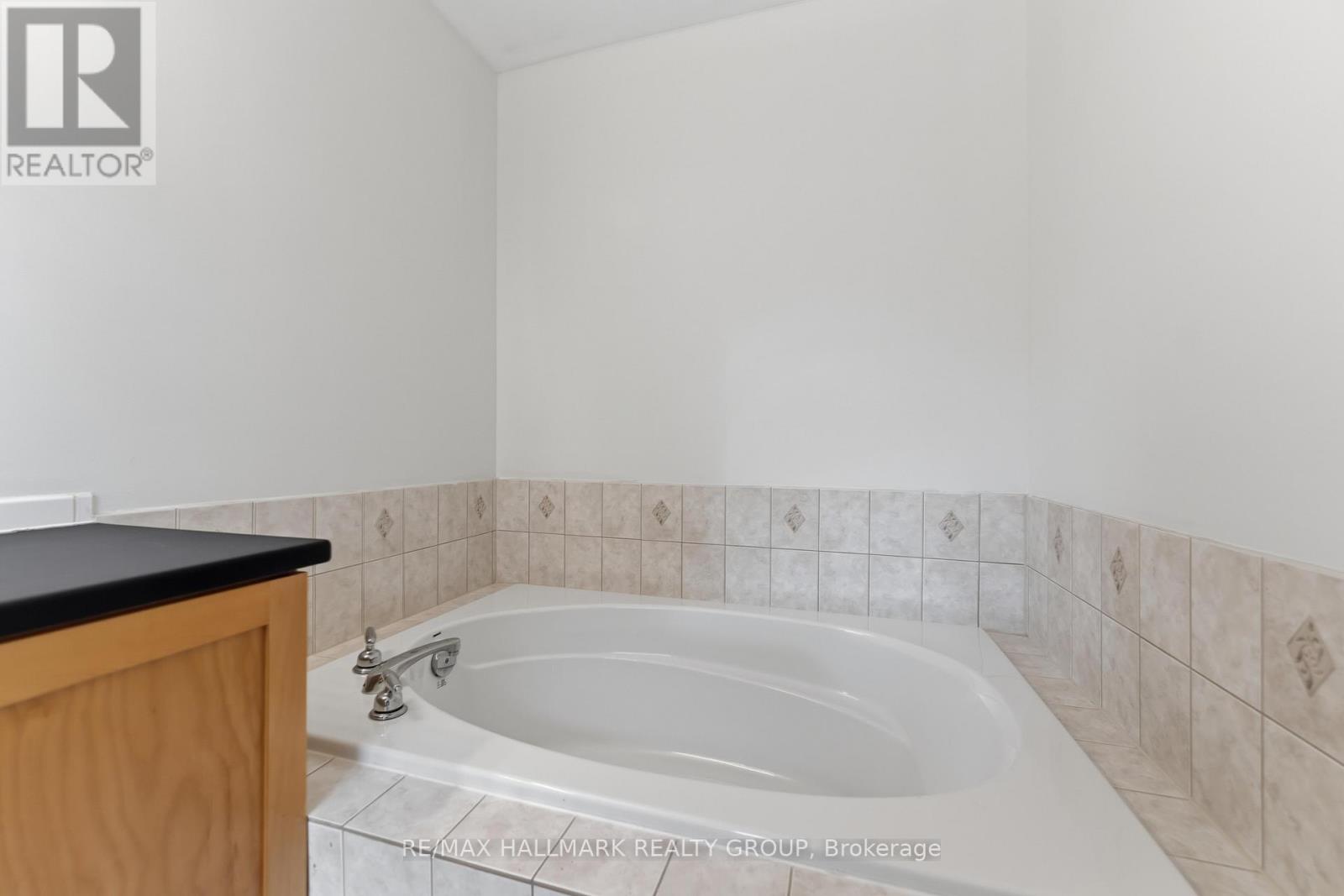 3 Bed, 3 Bath House for Sale in Ottawa – 466 CITADEL CRESCENT, Ottawa – MLS# X13467982 - Image 23