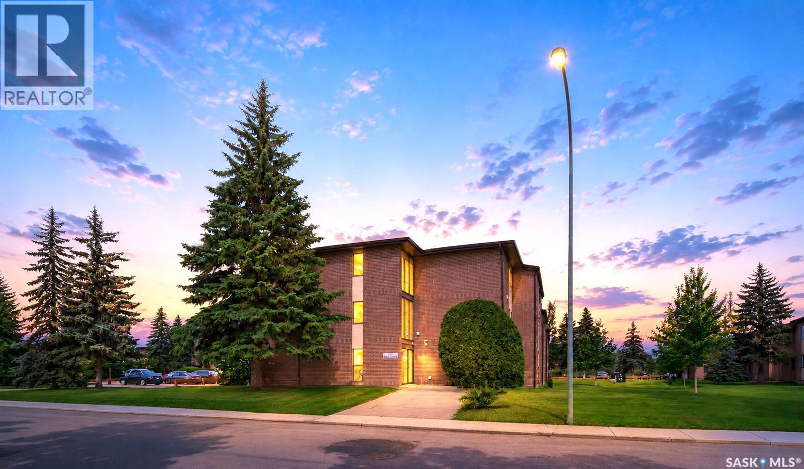 #309 315 Tait CRESCENT - 1