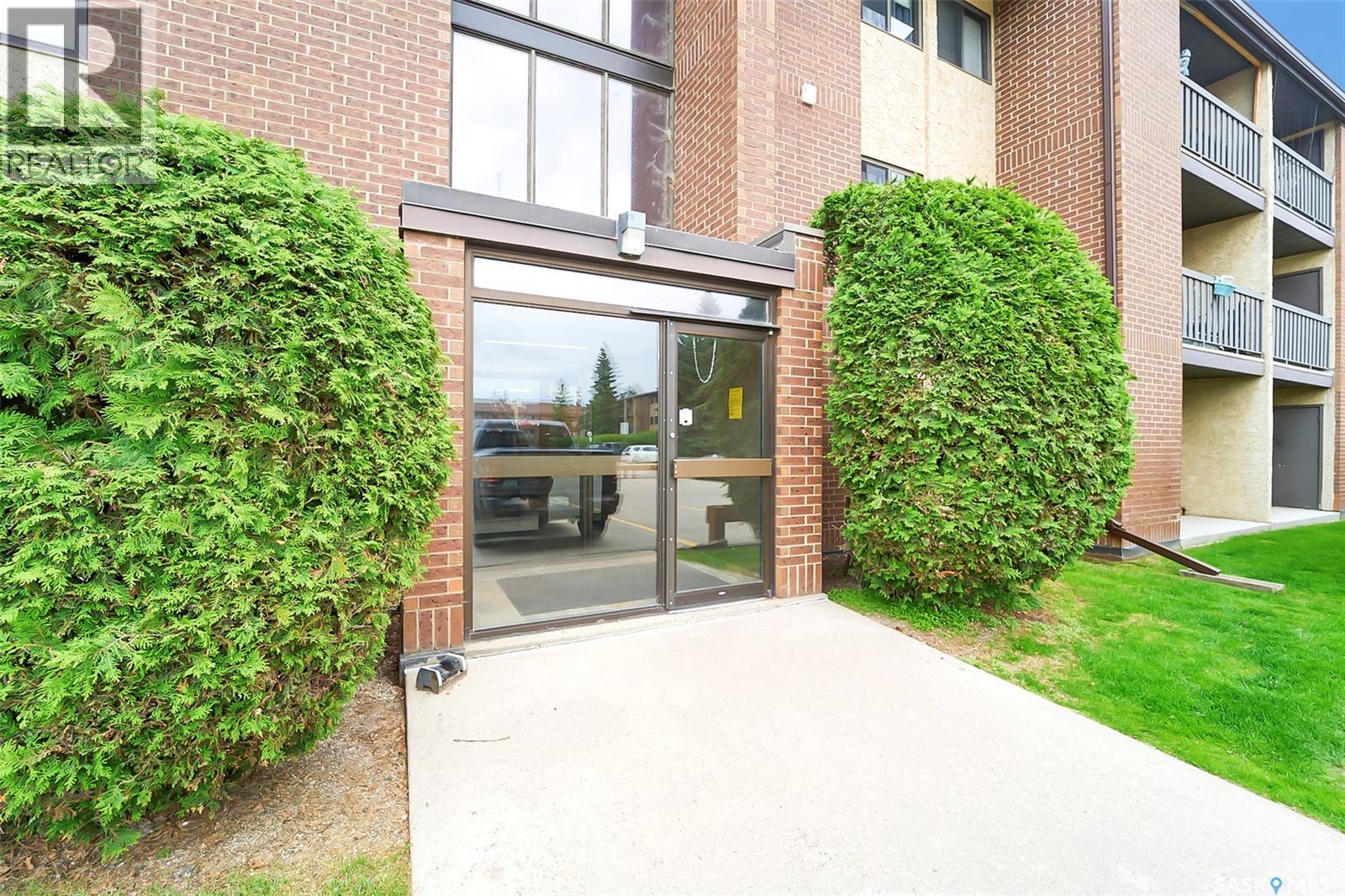 #309 315 Tait CRESCENT - 11