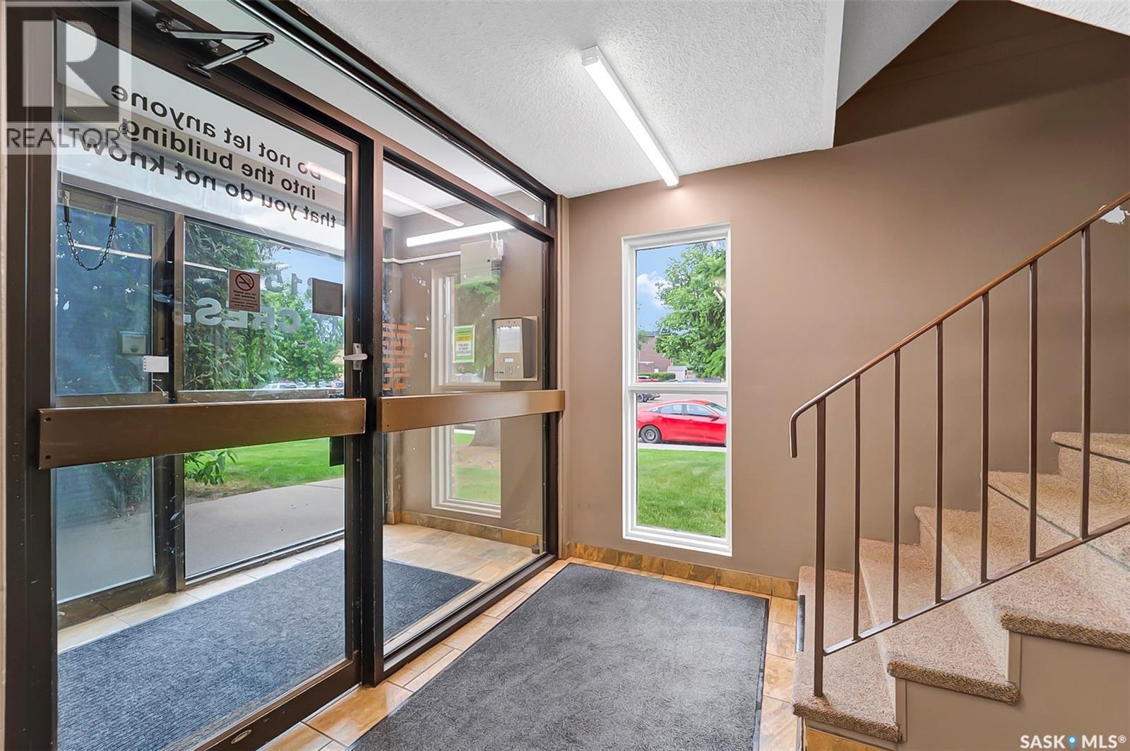 #309 315 Tait CRESCENT - 15