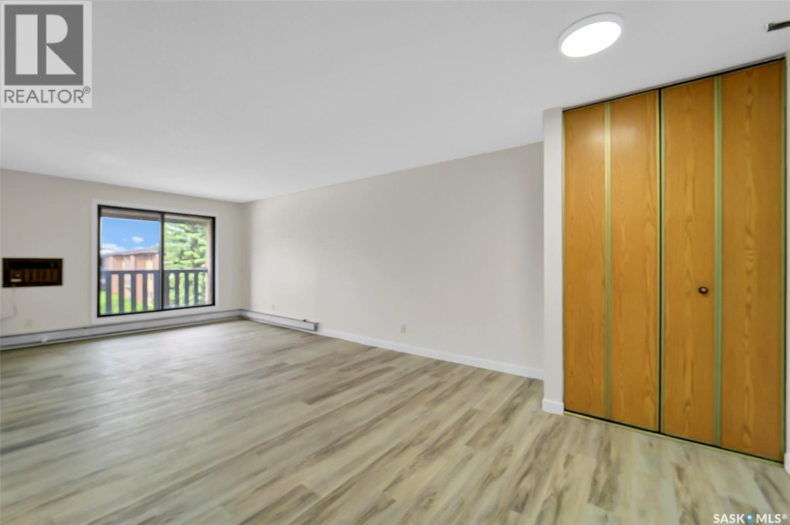 #309 315 Tait CRESCENT - 19