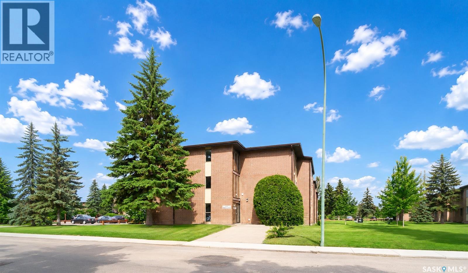 #309 315 Tait CRESCENT - 2
