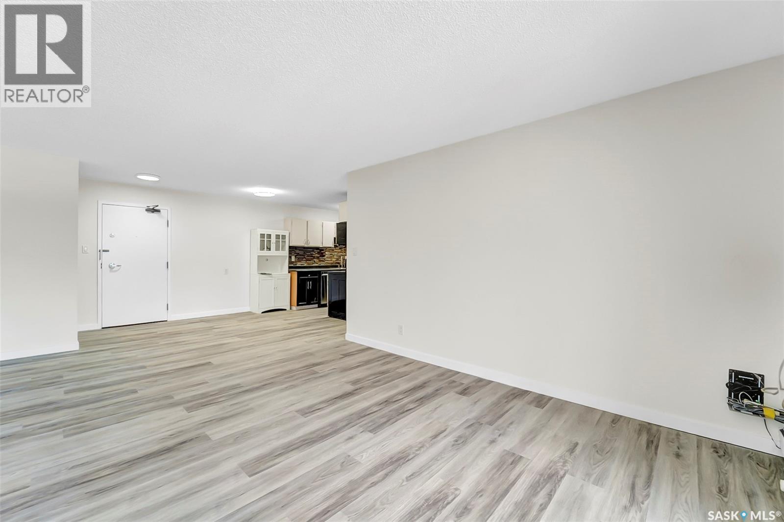 #309 315 Tait CRESCENT - 25