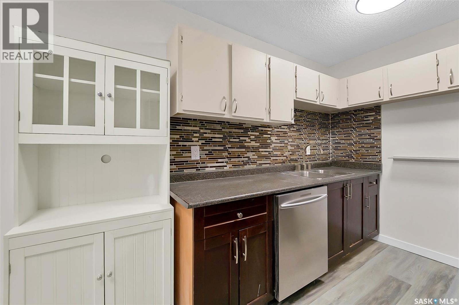 #309 315 Tait CRESCENT - 31