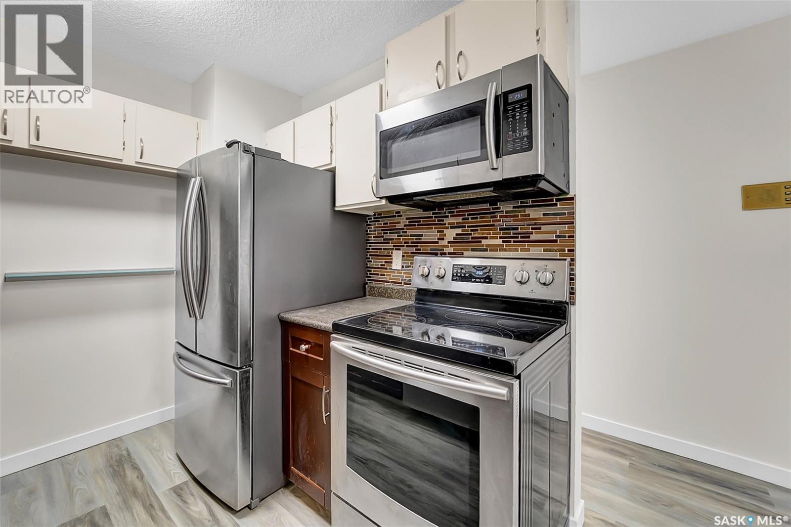 #309 315 Tait CRESCENT - 32