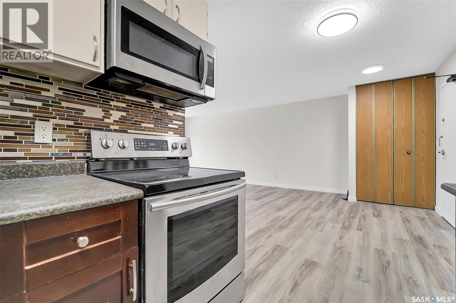 #309 315 Tait CRESCENT - 33
