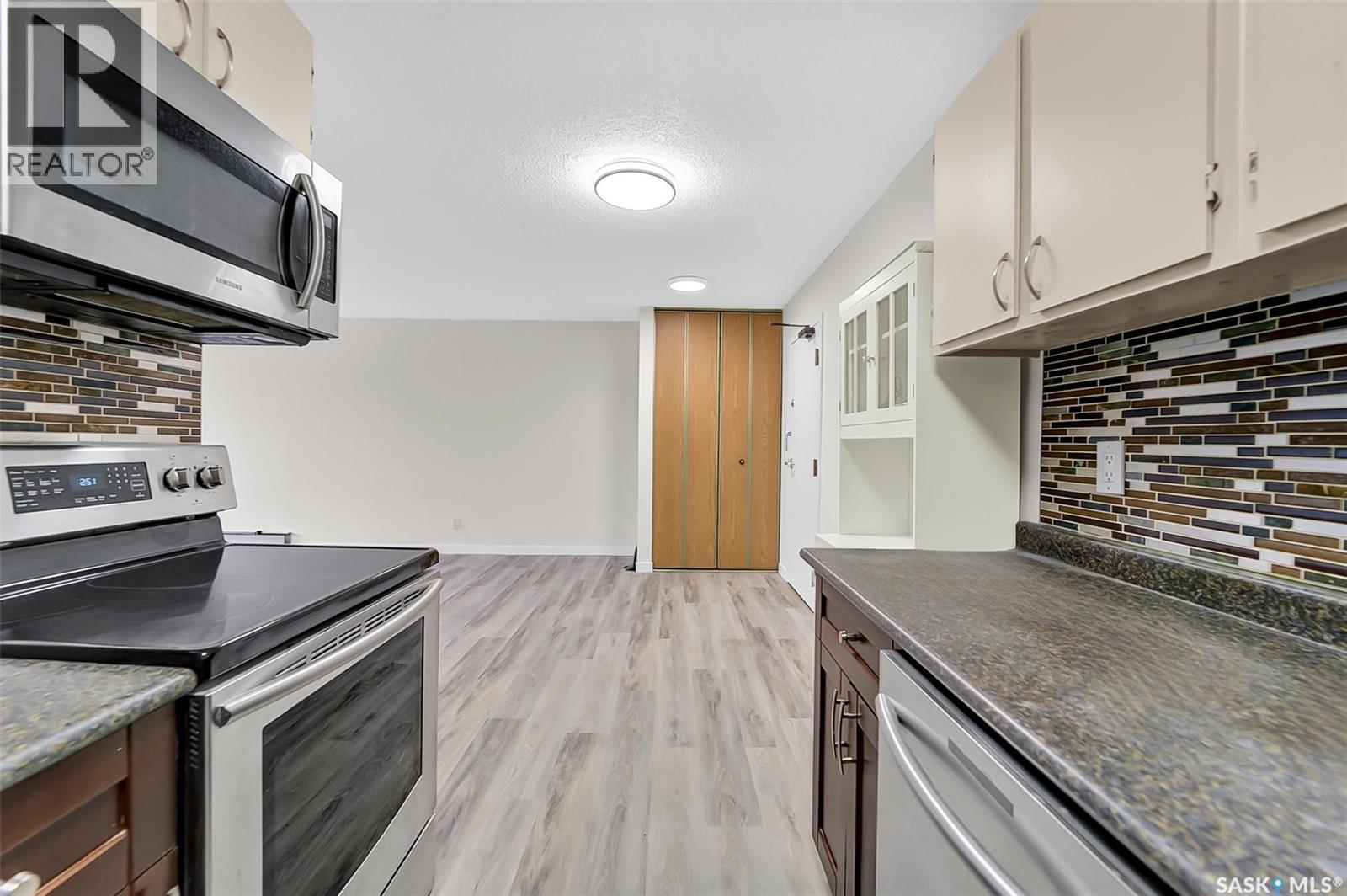 #309 315 Tait CRESCENT - 34