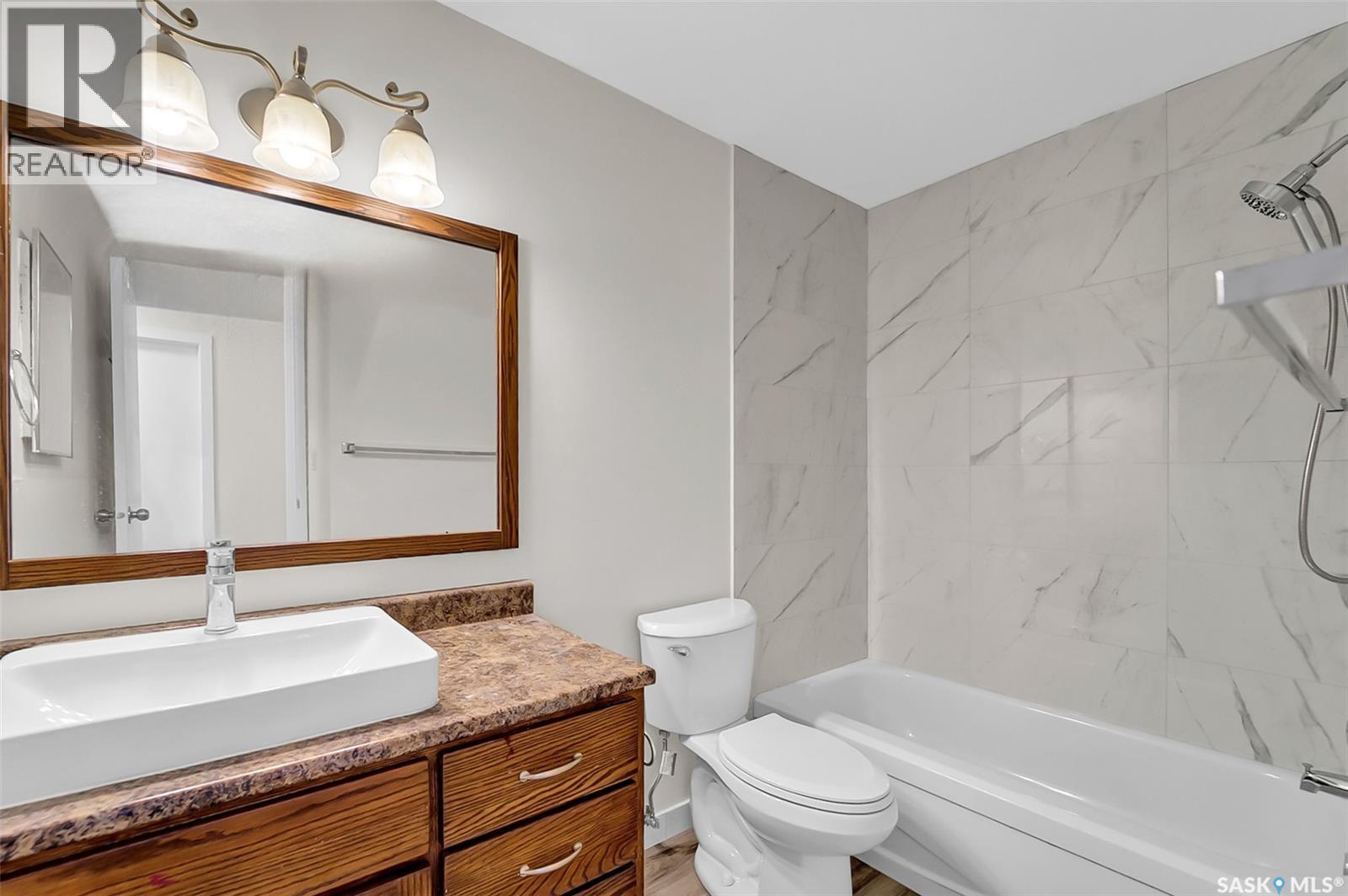 #309 315 Tait CRESCENT - 38