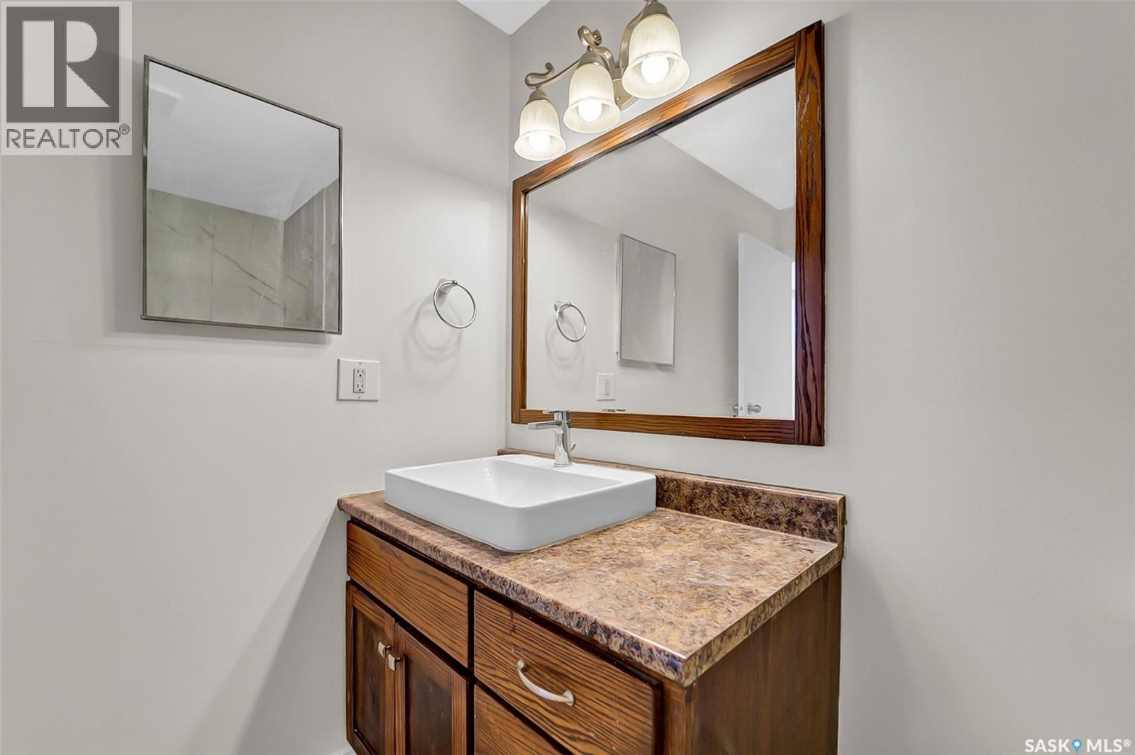 #309 315 Tait CRESCENT - 39