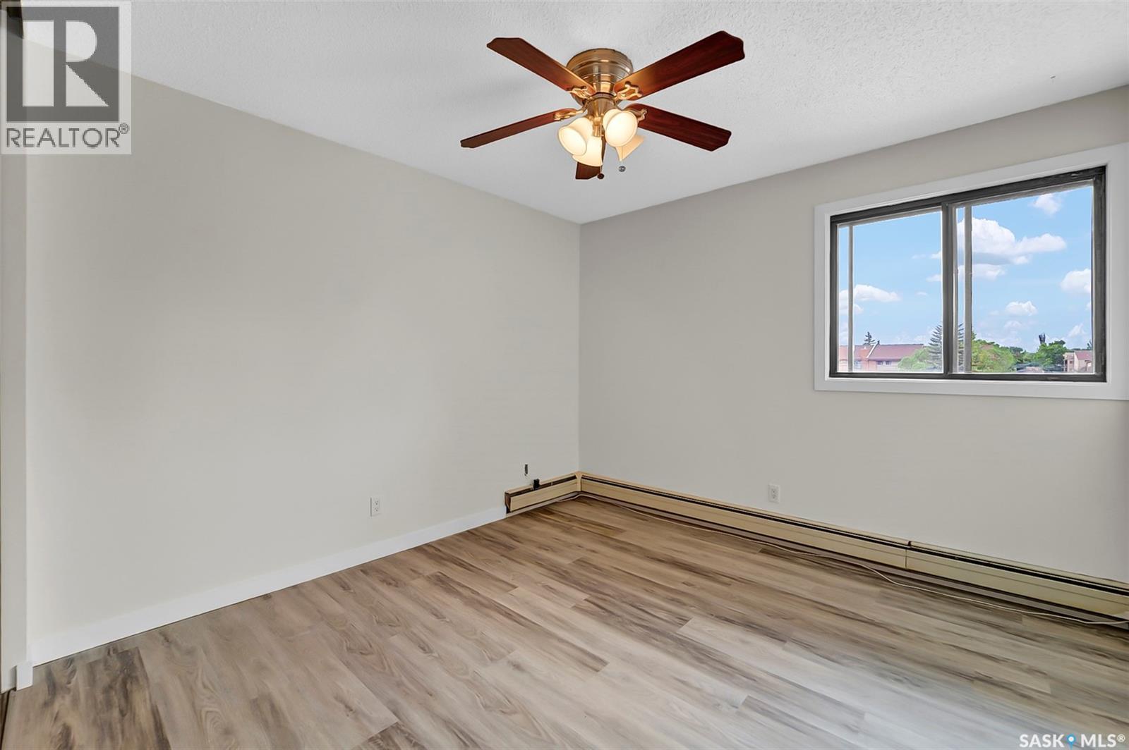 #309 315 Tait CRESCENT - 44