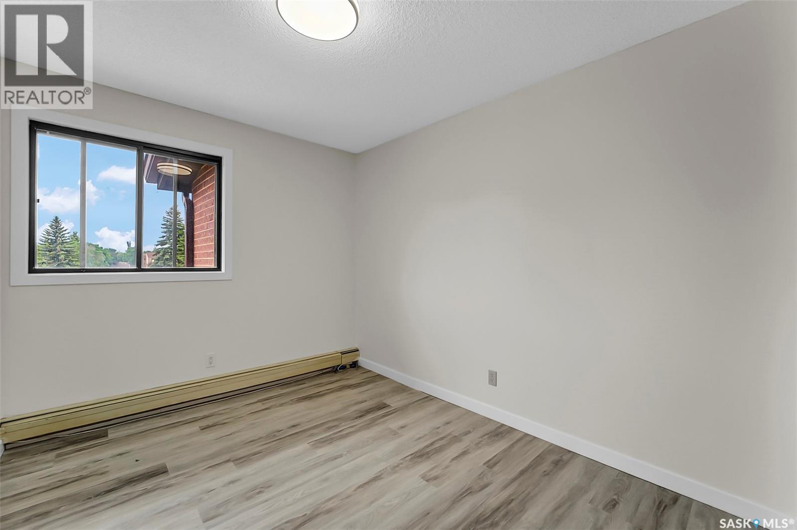 #309 315 Tait CRESCENT - 48