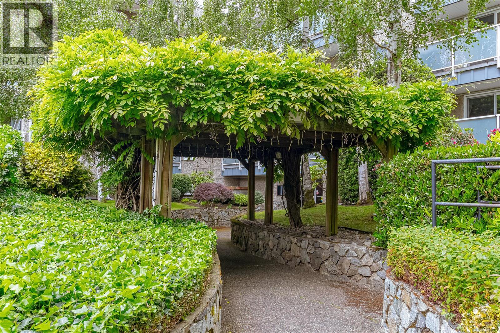 305 1366 Hillside Avenue, Victoria