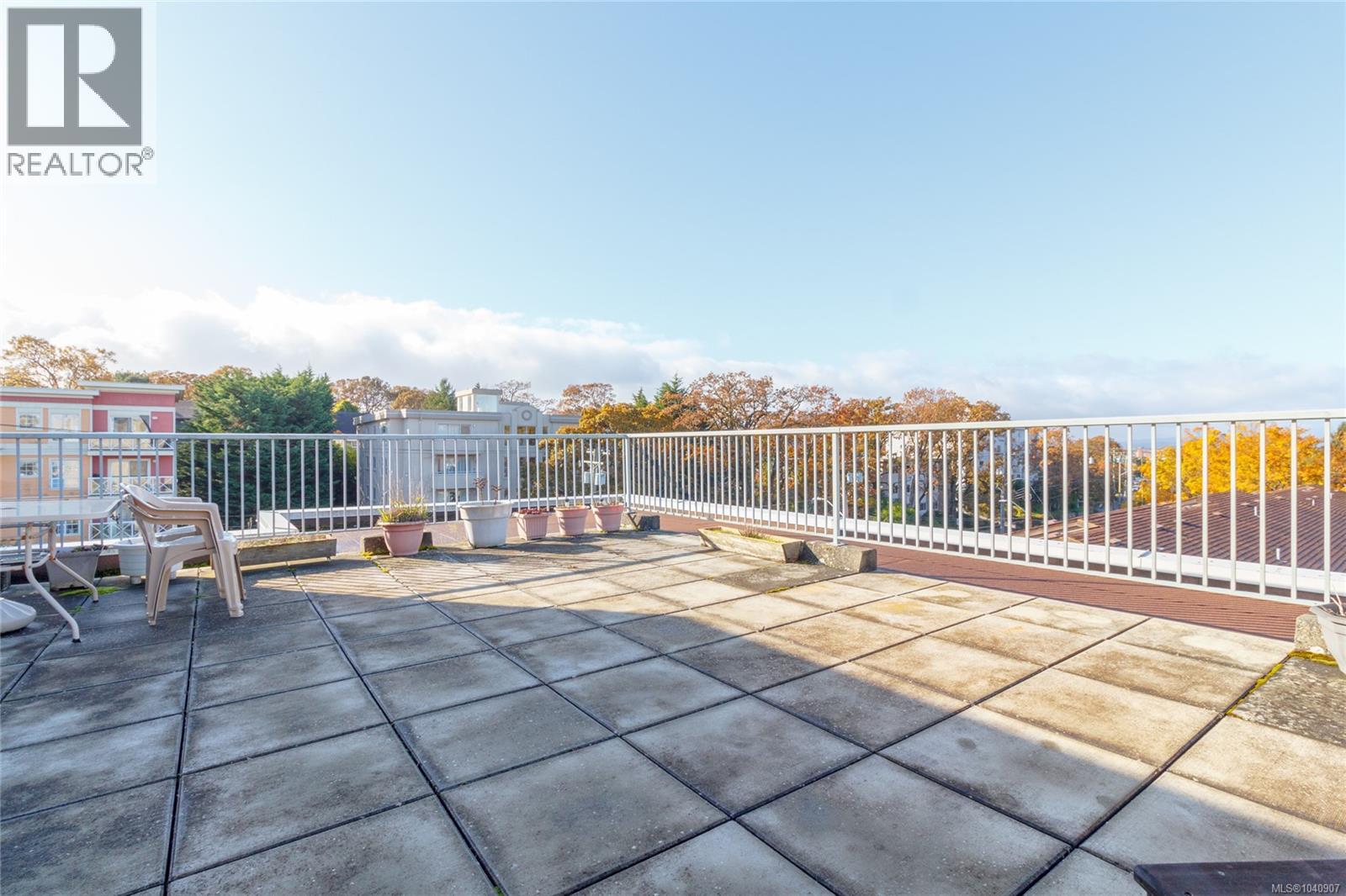 305 1366 Hillside Avenue, Victoria
