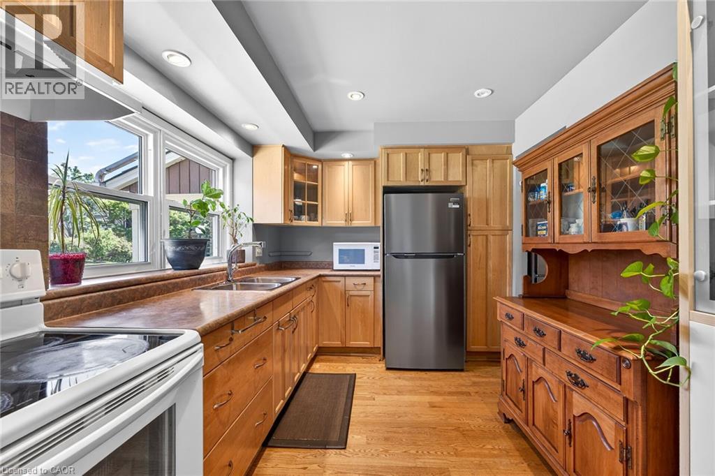 #1 2252 UPPER MIDDLE Road - Image 16
