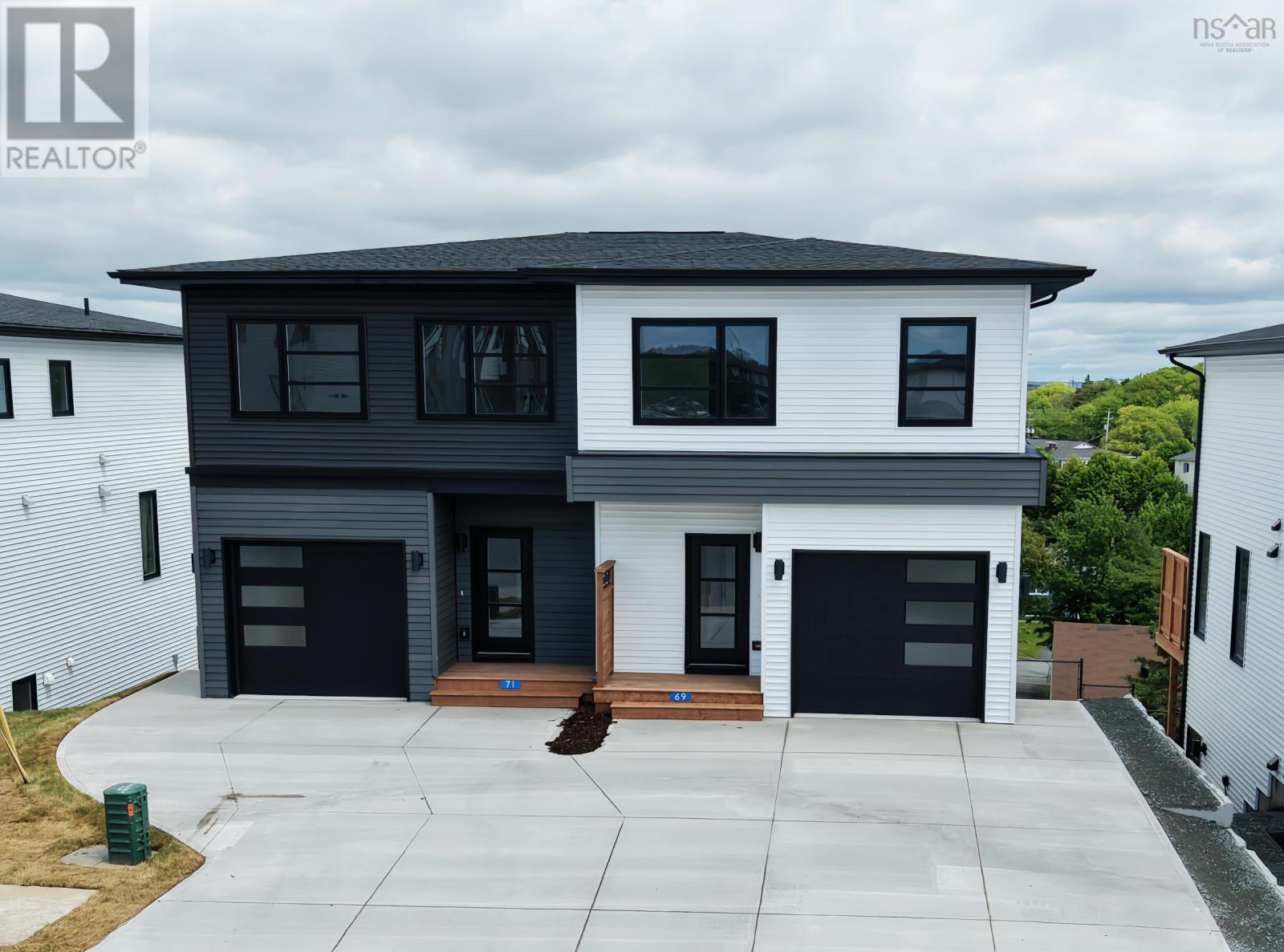 Property 2 of 39 of 69 Grenoble Court