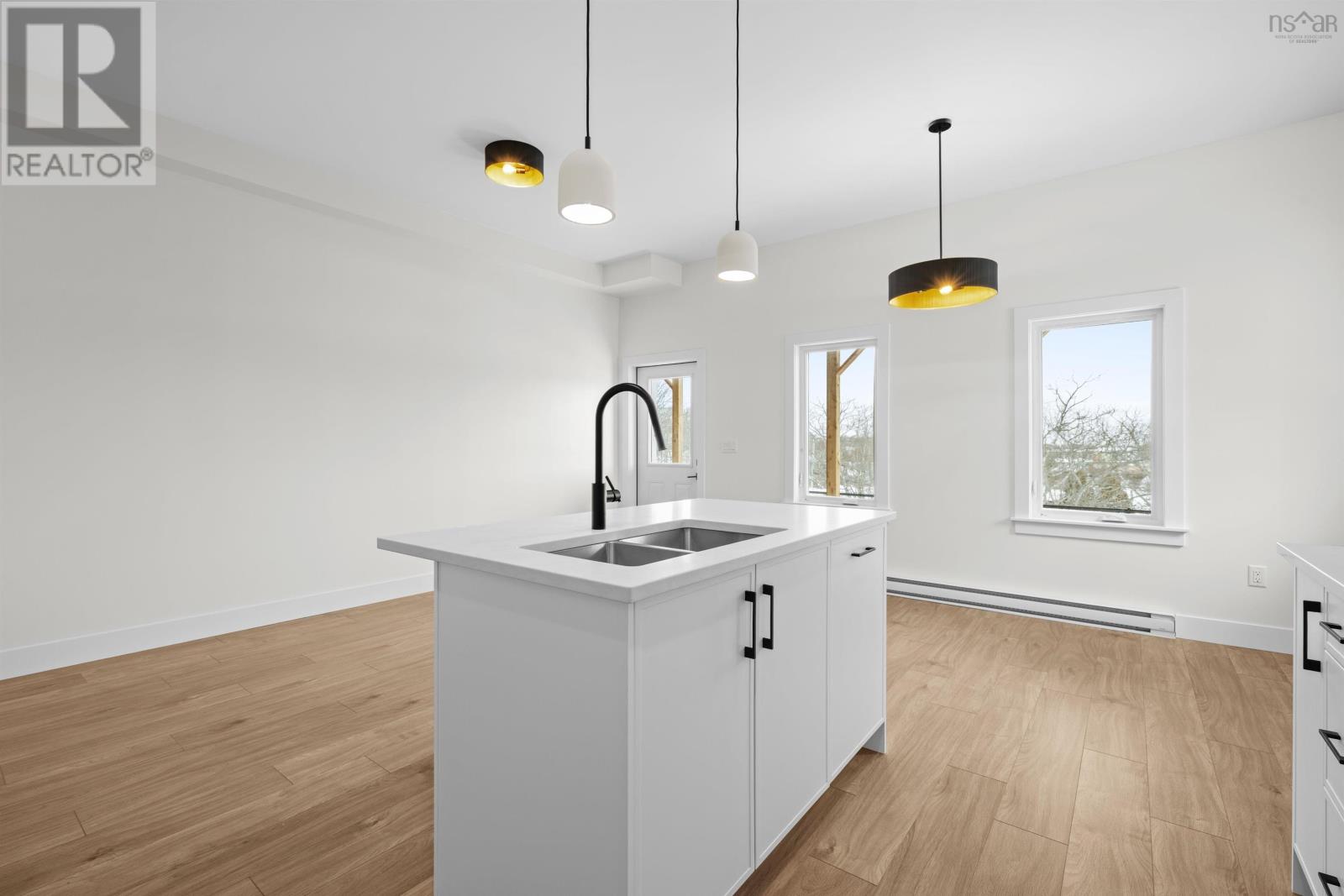 Property 31 of 39 of 69 Grenoble Court