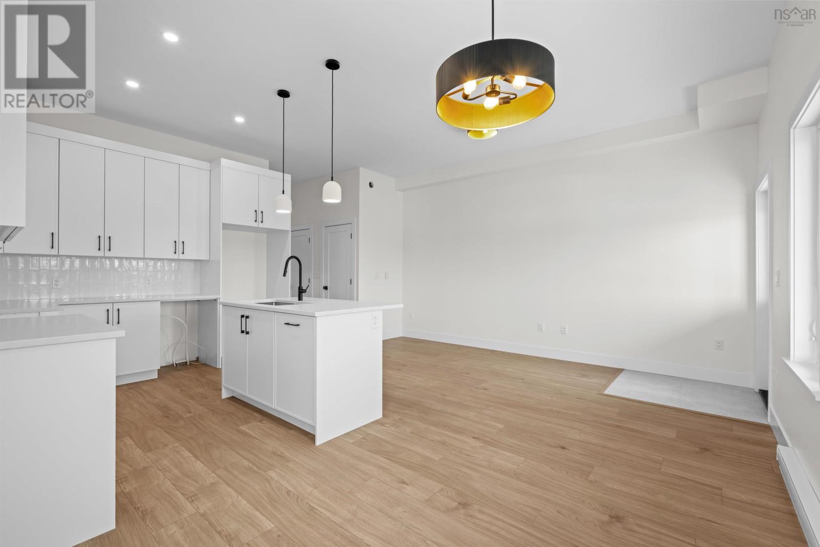 Property 32 of 39 of 69 Grenoble Court