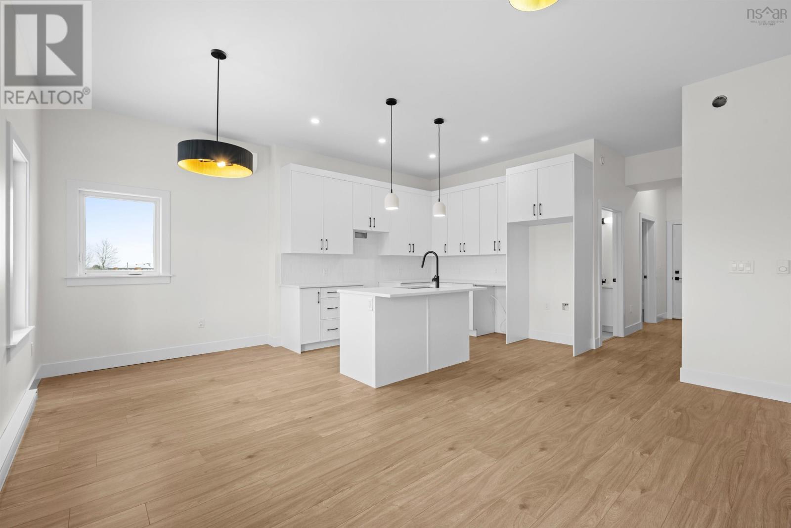 Property 33 of 39 of 69 Grenoble Court