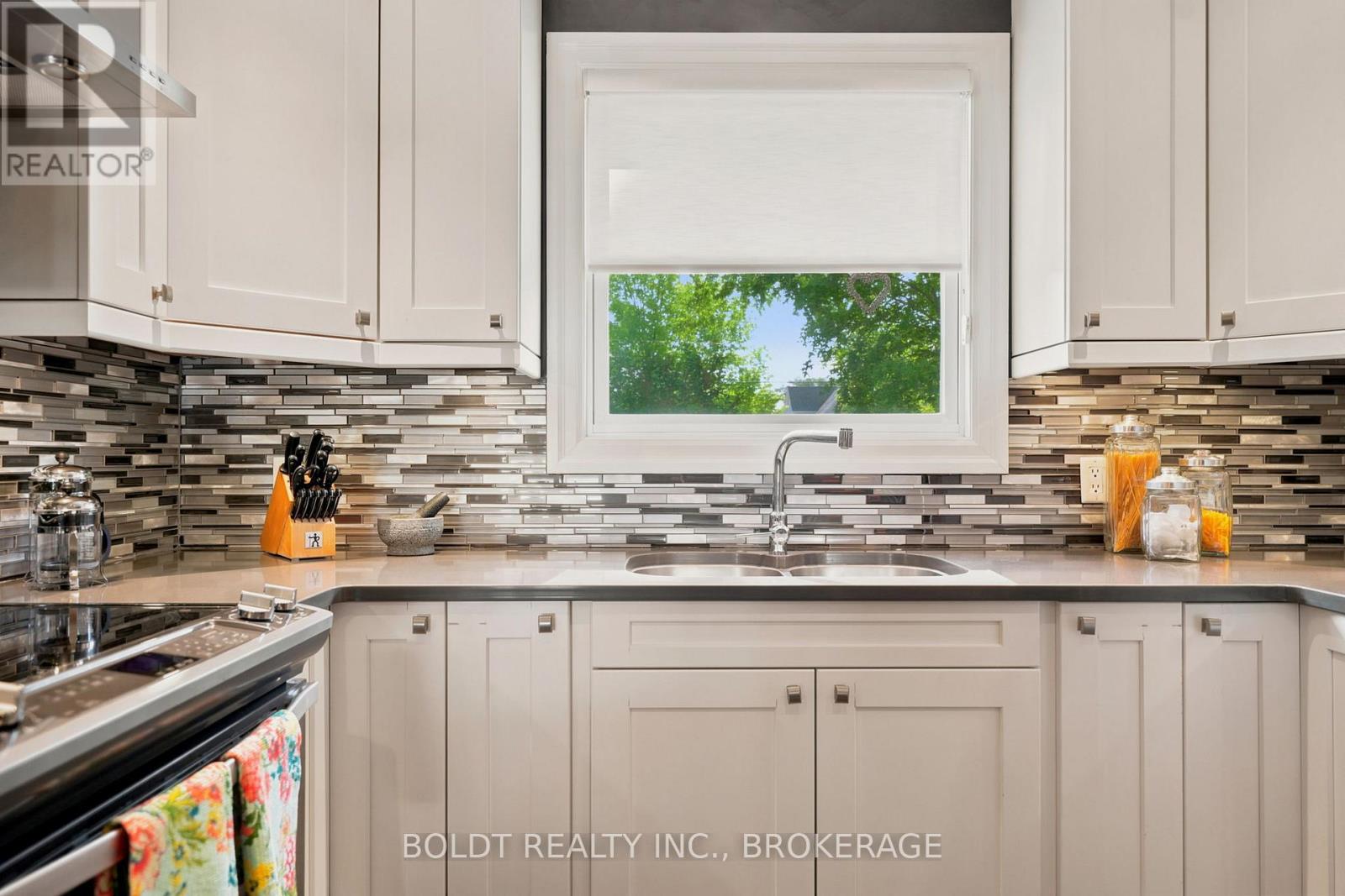 9 WOODGATE AVENUE - 15