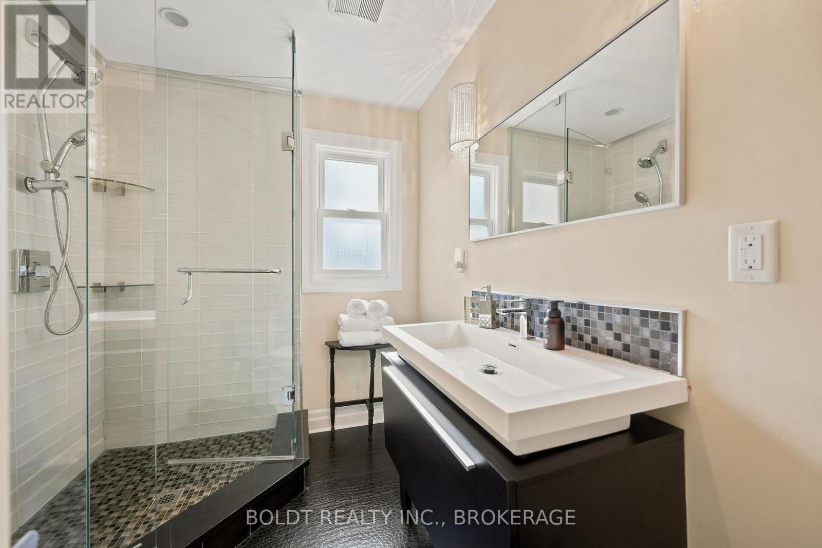 9 WOODGATE AVENUE - 16