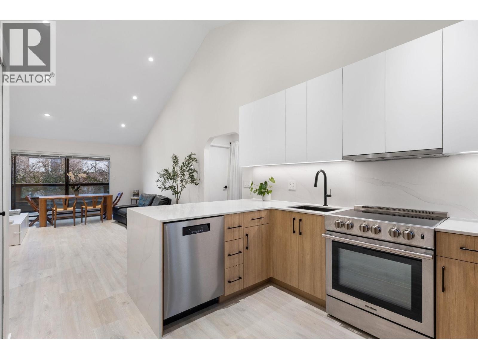 408 1363 CLYDE AVENUE, West Vancouver