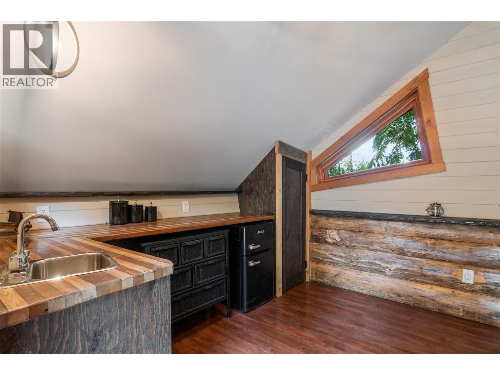  2593 Centennial Drive, Blind Bay