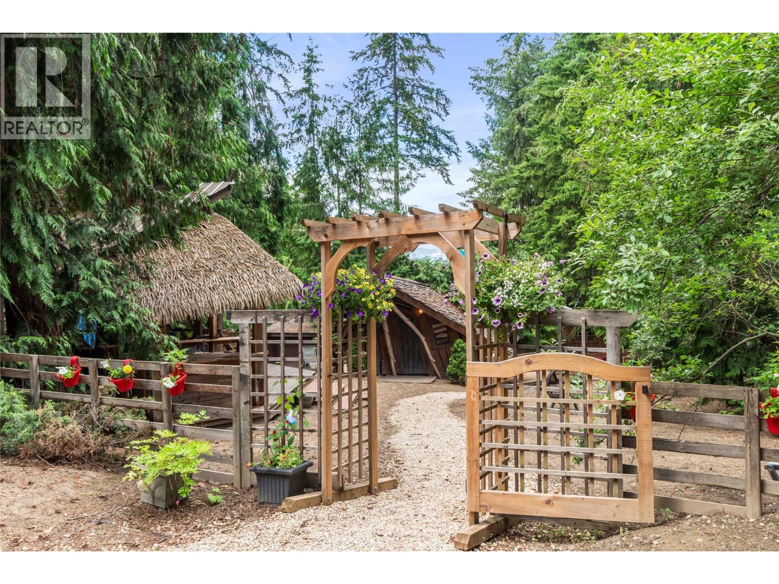  2593 Centennial Drive, Blind Bay