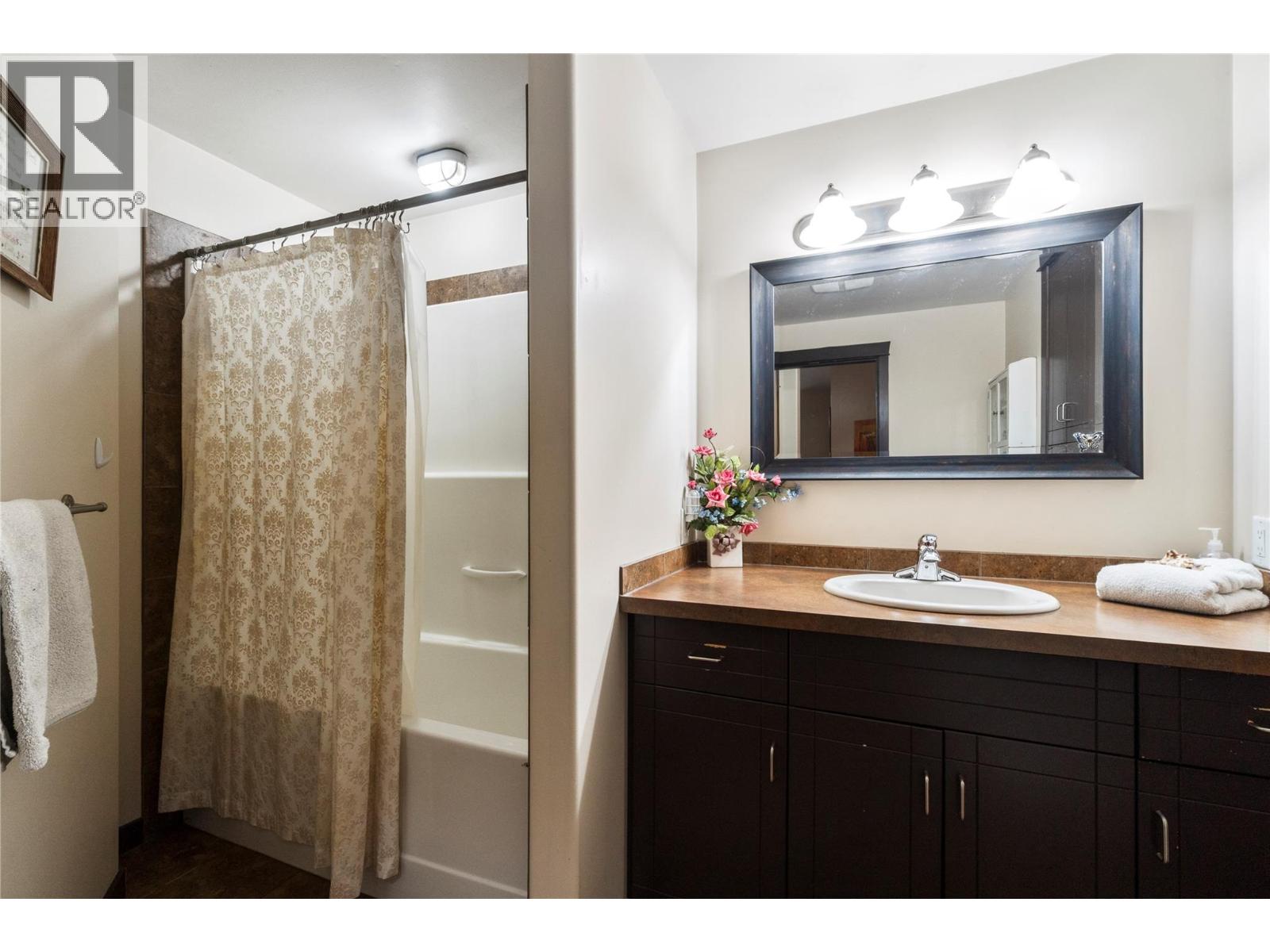  2593 Centennial Drive, Blind Bay