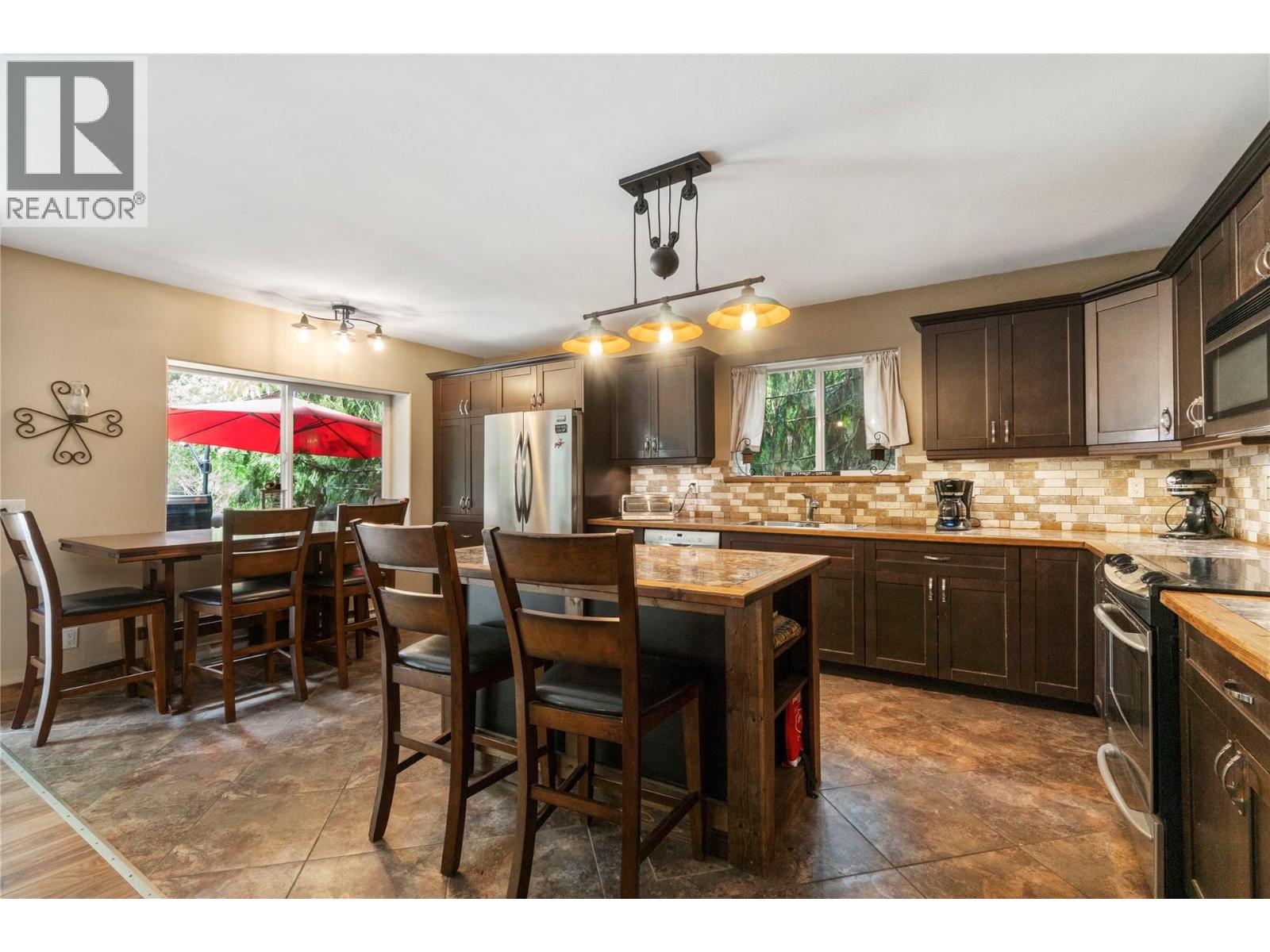  2593 Centennial Drive, Blind Bay