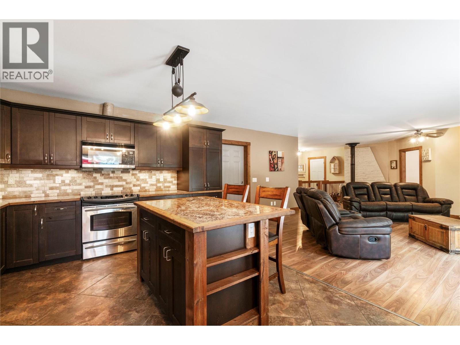  2593 Centennial Drive, Blind Bay