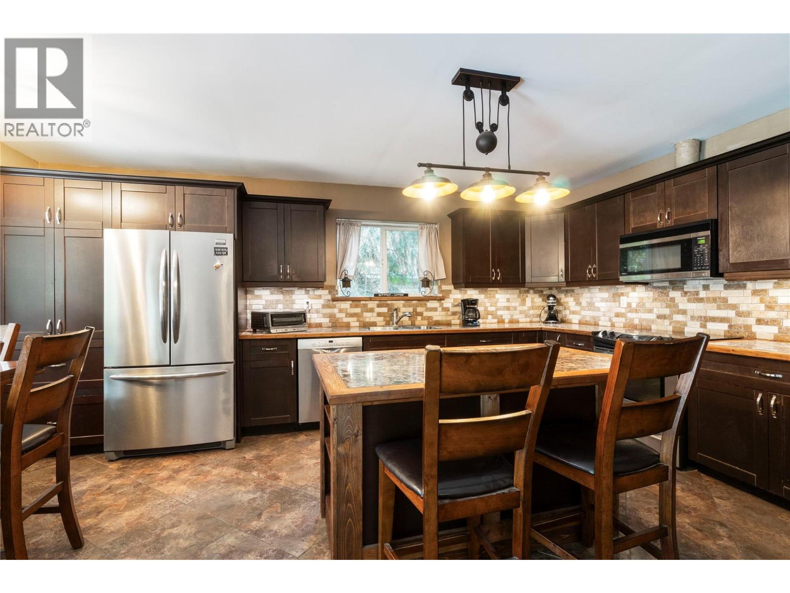  2593 Centennial Drive, Blind Bay