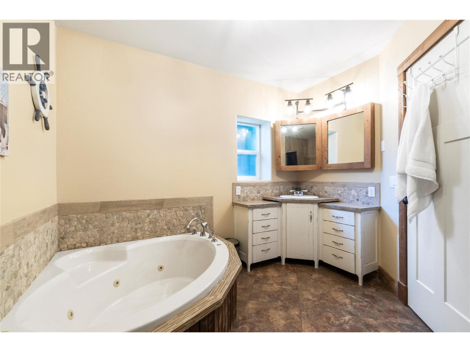  2593 Centennial Drive, Blind Bay