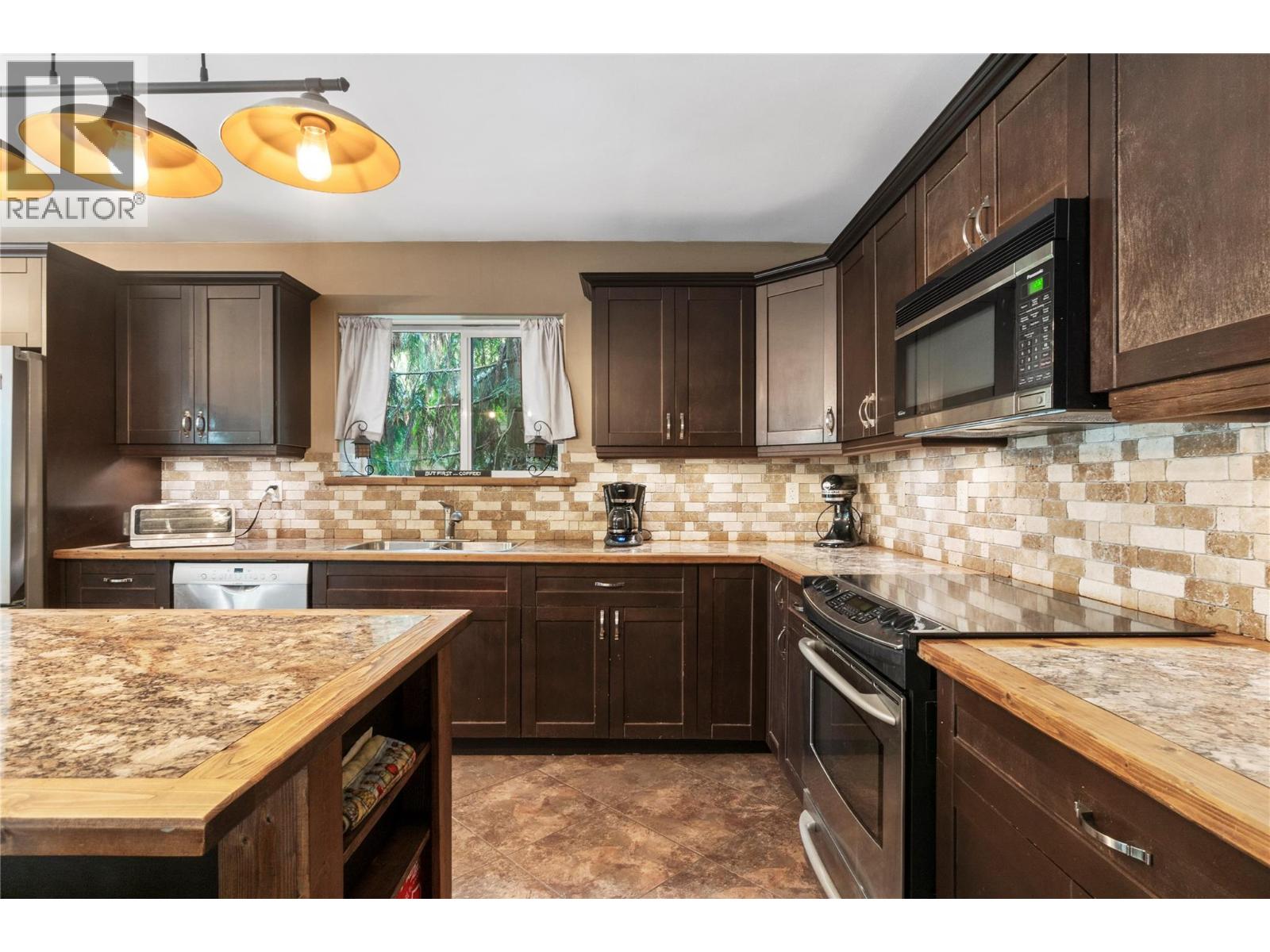  2593 Centennial Drive, Blind Bay