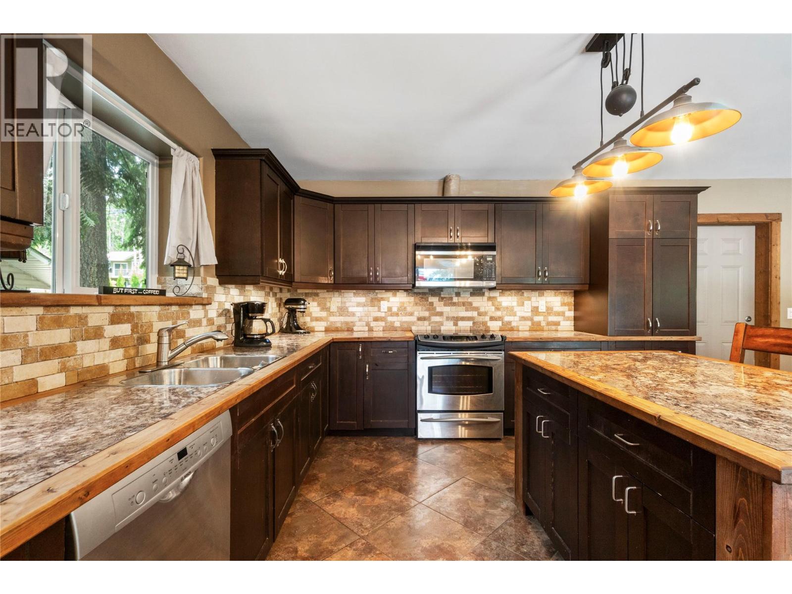  2593 Centennial Drive, Blind Bay